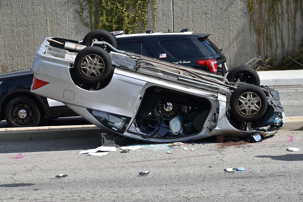 Who bears the responsibility for an accident caused by leasing a motor vehicle that is not insured by compulsory traffic insurance?